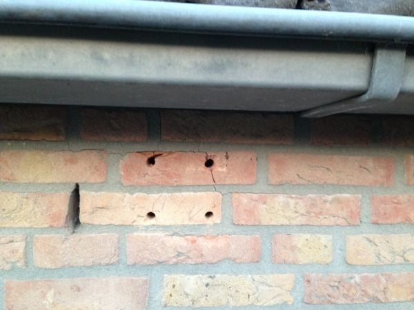 Gaten in een muur zelf vullen